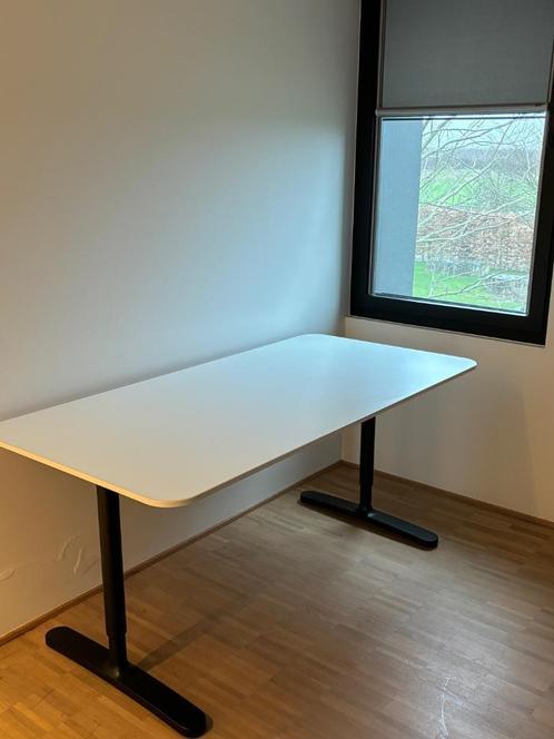 IKEA Bekant bureau, Huis en Inrichting, Bureaus, Zo goed als nieuw, Bureau, In hoogte verstelbaar, Ophalen