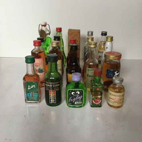 20 Miniatuur likeur flesjes - vol - Whisky, Beerenburg, ..., Collections, Collections complètes & Collections, Enlèvement ou Envoi