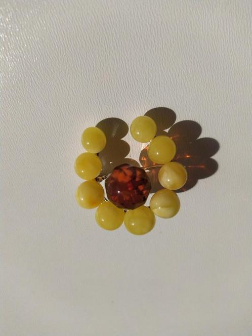 Belle broche avec perles d'ambre jaune, Bijoux, Sacs & Beauté, Broches, Neuf, Argent, Jaune, 4 à 7 cm, Avec pierre précieuse, Enlèvement ou Envoi