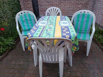 Une table avec 4 fauteuils de jardin