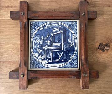 Carrelage bleu de Delft dans un cadre en bois