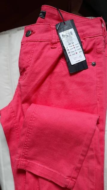 Superbe jean rose, taille 36 uniquement, nouvelle coupe ajus