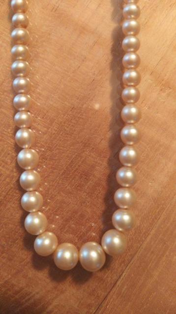 Collier ancien avec perles artificielles Une magnifique serr