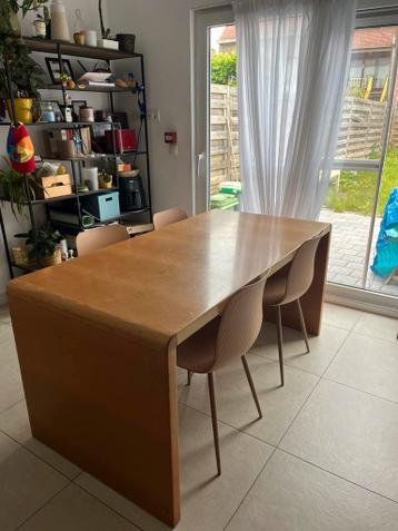 Houten tafel voor 4 personen of beurau