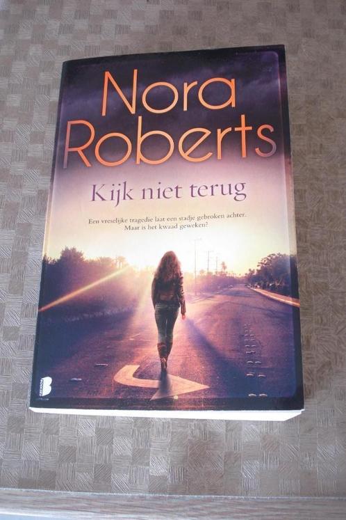 Boek: Nora Roberts: Kijk niet terug, Livres, Romans, Utilisé, Enlèvement ou Envoi