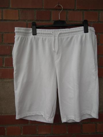 Short blanc pour homme. XL. (C&A) 85% coton, 15% polyester.