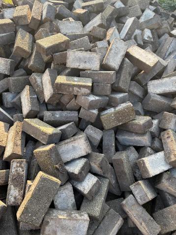 Gratis: 100+ m2 beton klinkers - makkelijk ernaast parkeren