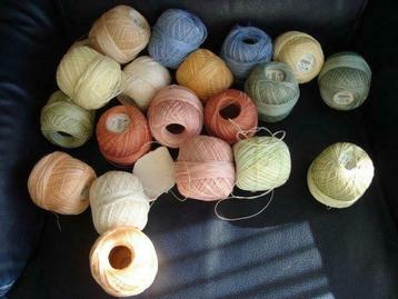 Pelotes de fil à tricoter et à crocheter : divers lots