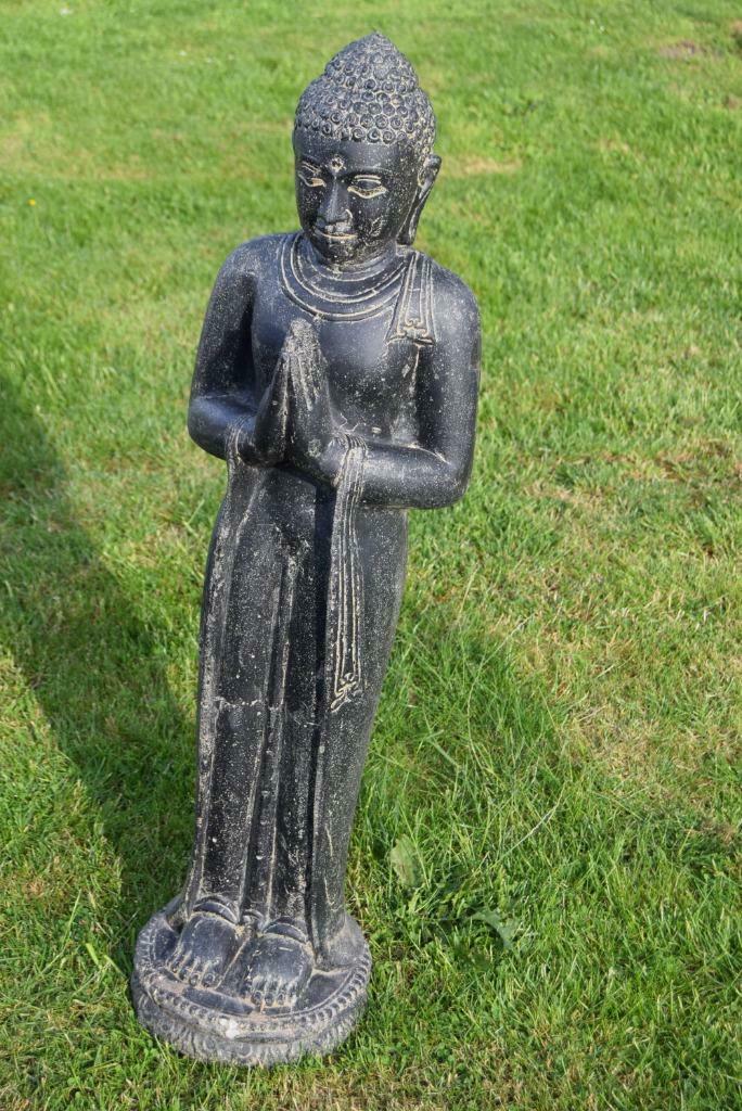 Grote gepatineerde stenen gebedsboeddha (1 m), Tuin en Terras, Tuinbeelden, Zo goed als nieuw, Boeddhabeeld, Steen, Ophalen