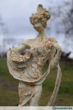 Standbeeld van een elegante dame en haar hond in gepatineerd, Tuin en Terras, Ophalen of Verzenden, Zo goed als nieuw, Overige materialen