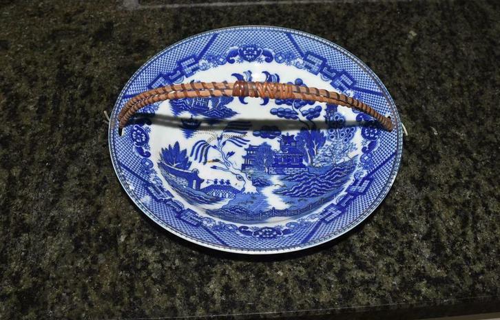 Koekjesschaal met hengsel, Antiek en Kunst, Antiek | Porselein, Ophalen of Verzenden