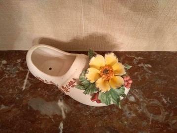 Muur beeldje: klomp met bloem in biscuit porselein beschikbaar voor biedingen