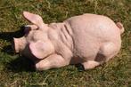 Cochon couché en fonte patinée, Jardin & Terrasse, Animal, Autres matériaux, Enlèvement ou Envoi, Neuf