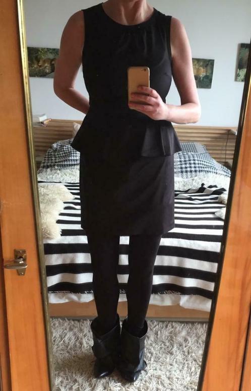 Zwarte peplum jurk - ZGAN, Kleding | Dames, Jurken, Zo goed als nieuw, Maat 42/44 (L), Zwart, Boven de knie, Ophalen of Verzenden