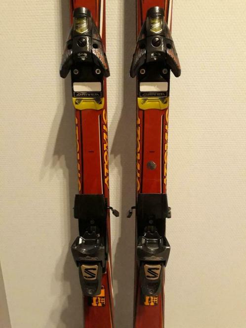 ski atomic carver avec housses de protection  et accessoires, Sports & Fitness, Ski & Ski de fond, Comme neuf, Bâtons, Atomic