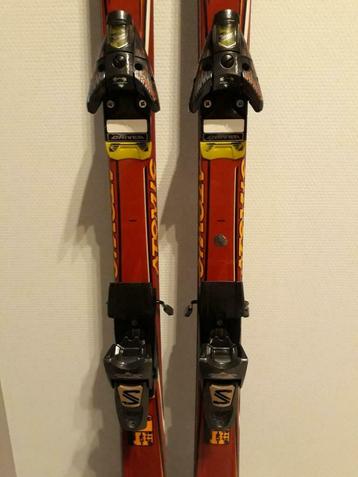 Ski atomic Carver et bâtons à vendre, Comme neuf, Enlèvement, Atomic, Ski