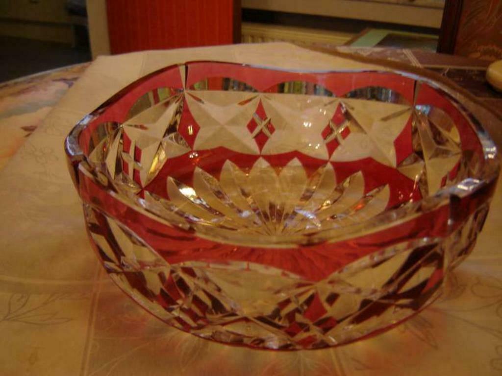 Val St.Lambert coupe met gegolfde rand en inkepingen, Enlèvement