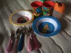 Baby eetgerief , 2 bordjes , 2 plop bekers , 2 x couverts ,, Kinderen en Baby's, Ophalen of Verzenden, Zo goed als nieuw