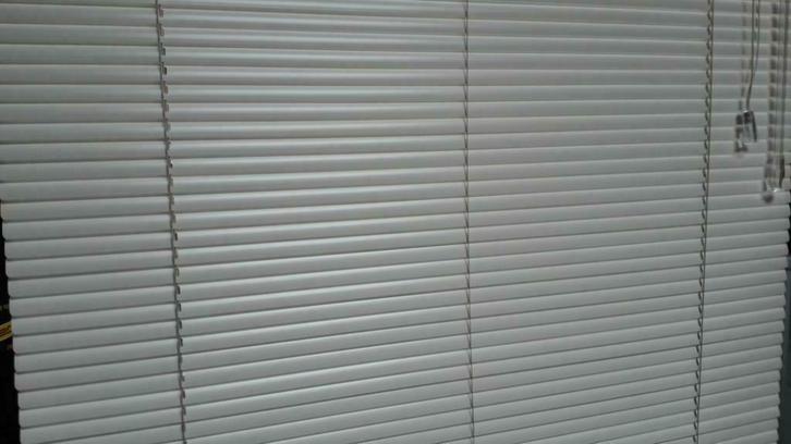 Gebroken wit horizontale jaloezie 16 mm lamellen luxaflex, Huis en Inrichting, Stoffering | Gordijnen en Lamellen, Zo goed als nieuw