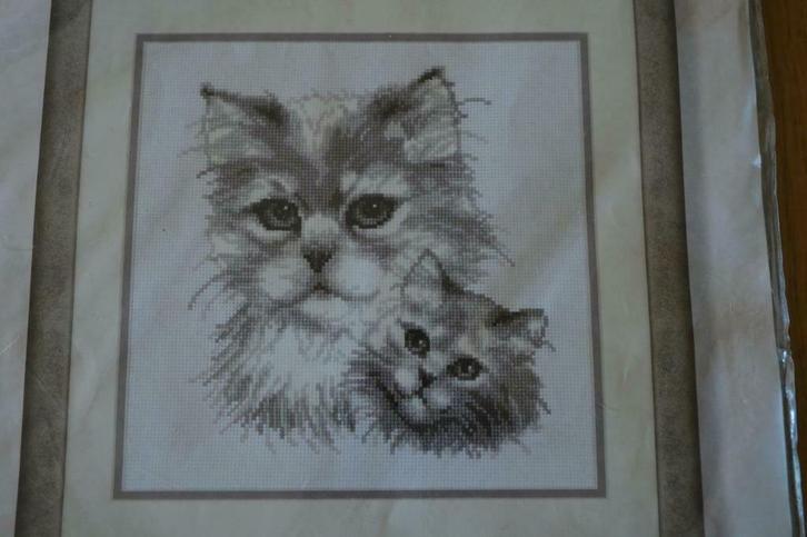 DMC Vervaco poeslief in grijs 23 x 23 cm compleet pakket, Hobby en Vrije tijd, Borduren en Borduurmachines, Zo goed als nieuw