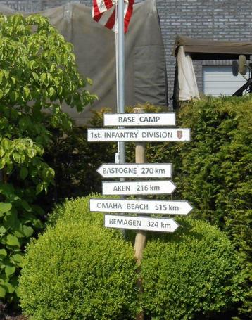 diverse militaria borden beschikbaar voor biedingen