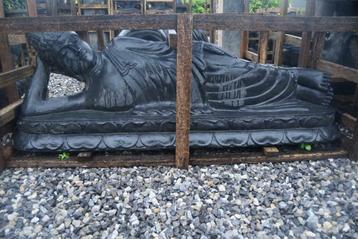 Grote liggende Boeddha (1,60 m) in gepatineerde steen