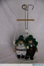 2 tiroler popjes op schommel, Verzamelen, Poppen, Ophalen of Verzenden, Gebruikt, Pop