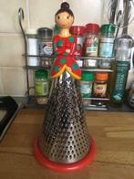 Râpe et gratte fromage très pratique et très decorative, Antiquités & Art