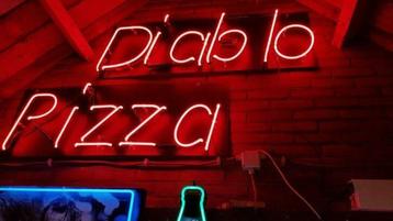 Pizza Diablo Buiten neon