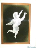 Engeltje in kloskant op groen fluwele stof  in houten kader, Hobby en Vrije tijd, Gebruikt, Ophalen of Verzenden