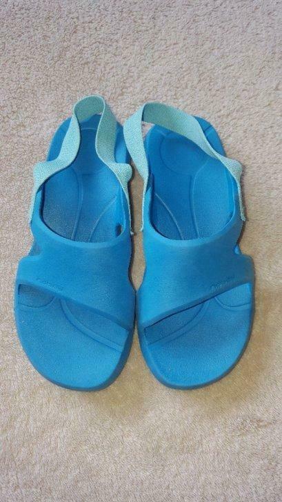 maat 28 / 29 - Leuke blauwe badsloefen in goede staat, Kinderen en Baby's, Kinderkleding | Schoenen en Sokken, Gebruikt, Overige typen