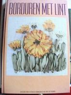 2 boeken Creatieve vrijtetijdsbesteding - Borduren met lint, Hobby en Vrije tijd, Ophalen of Verzenden, Gebruikt, Handborduren