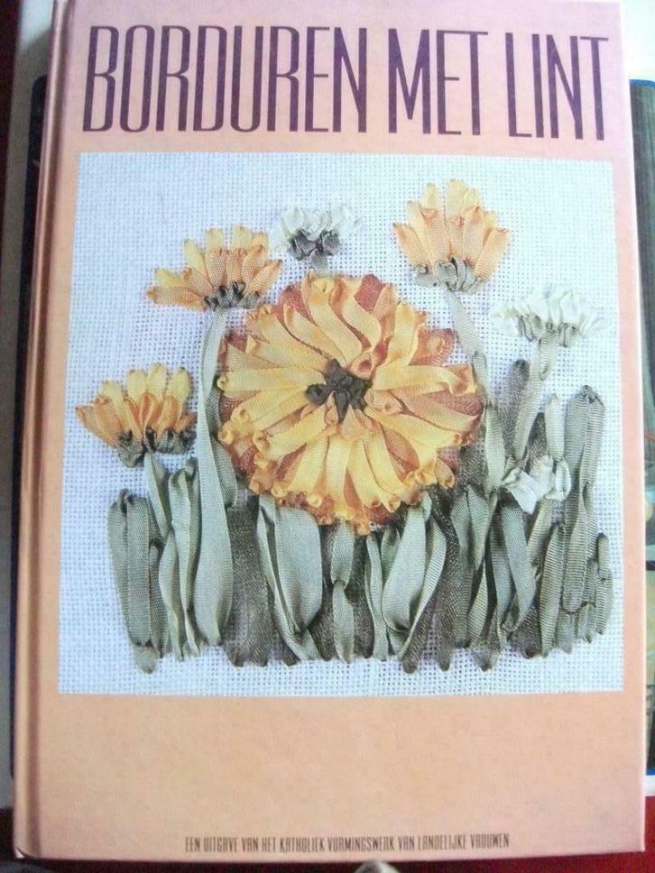 2 boeken Creatieve vrijtetijdsbesteding - Borduren met lint, Hobby en Vrije tijd, Borduren en Borduurmachines, Gebruikt, Overige typen
