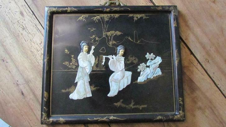 Japans schilderij met porceleinen en nacre figuurtjes, Antiek en Kunst, Kunst | Niet-Westerse kunst, Ophalen of Verzenden