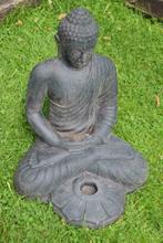 Boeddha in lotusmeditatie met kandelaar, Tuin en Terras, Ophalen, Nieuw, Overige materialen, Boeddhabeeld
