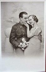POSTKAART MILITAIR- SOLDAAT MET VRIENDIN, Verzamelen, Ophalen of Verzenden, Ongelopen