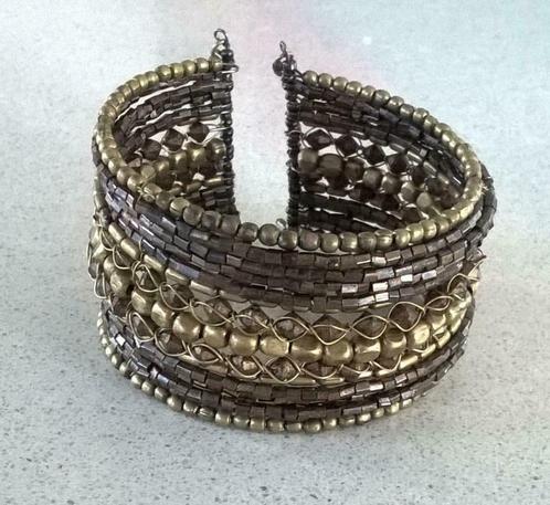 Bracelet en fines perles, ajustable, Bijoux, Sacs & Beauté, Bracelets, Neuf, Autres matériaux, Brun, Avec bracelets à breloques ou perles