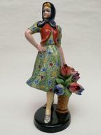 Belle statue en faïence - femme aux fleurs - Sebelin, Italie, Antiquités & Art, Enlèvement ou Envoi