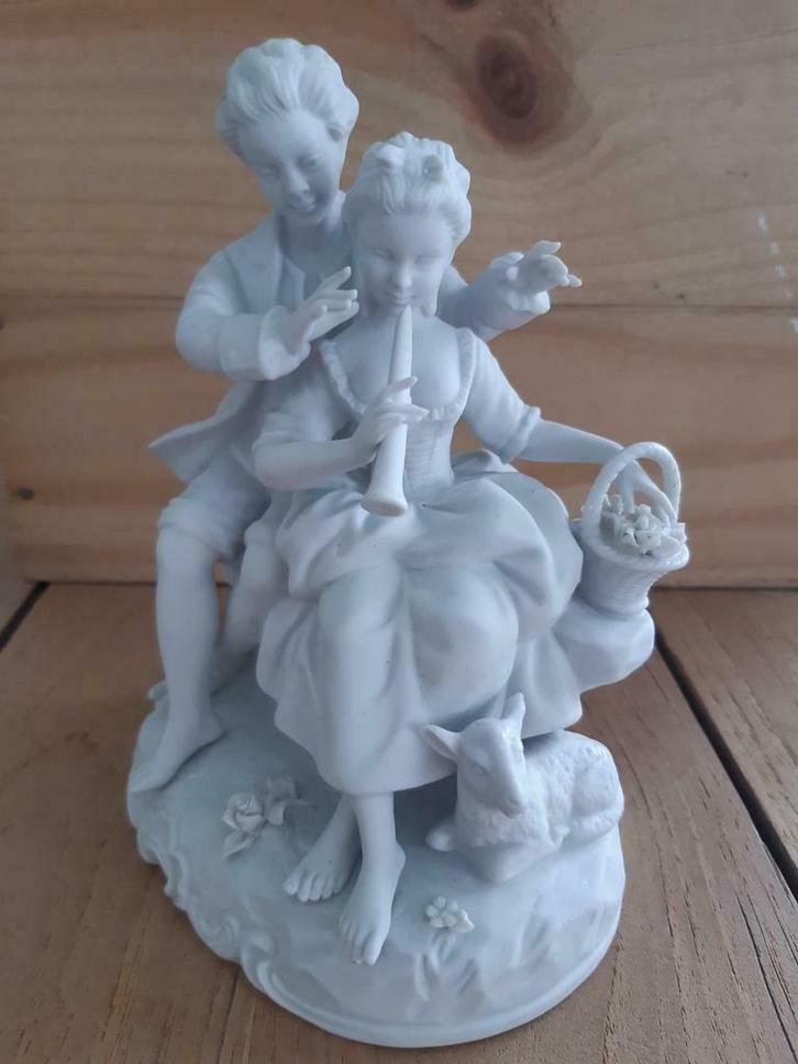 Romantisch beeldje in BISCUIT porselein, Antiek en Kunst, Kunst | Beelden en Houtsnijwerken, Ophalen of Verzenden