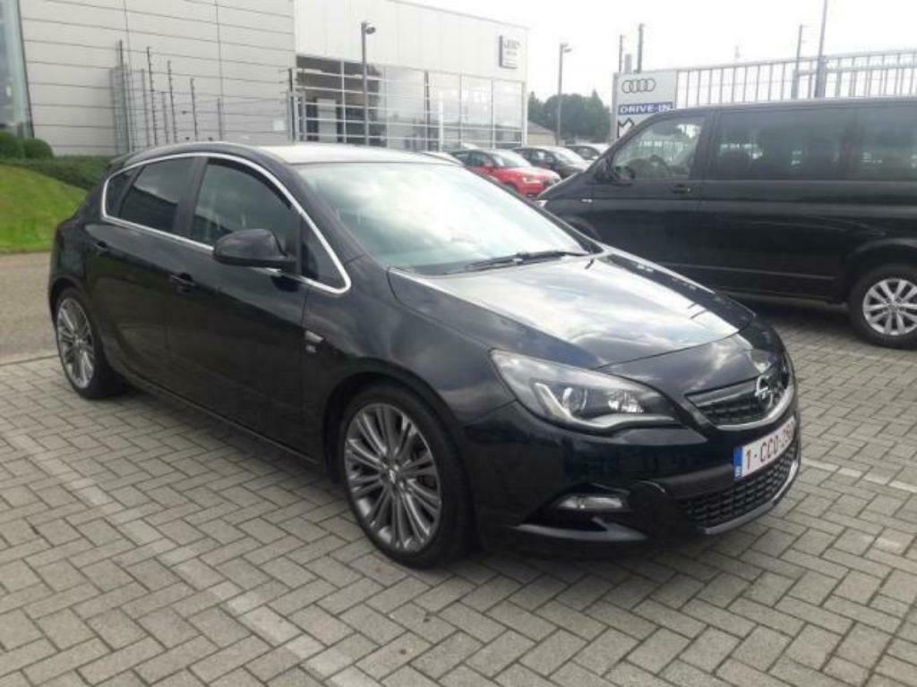 Datei:Opel Astra Design Edition (J) – Heckansicht, 14. August 2011