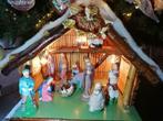 Grote kerststal met met de hand geschilderde beeldjes