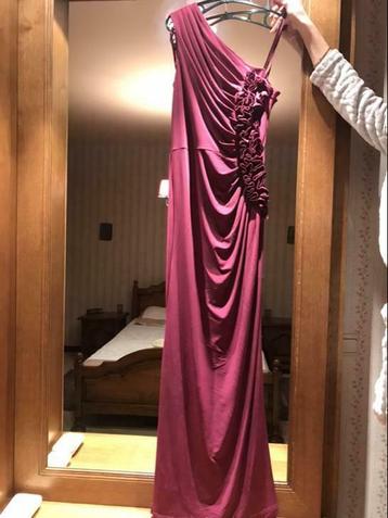 Robe longue de couleur rose foncé sushis portée une fois beschikbaar voor biedingen