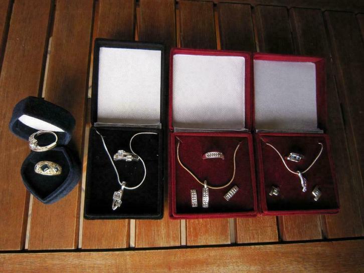 bijoux fantaisie dans leur écrin velours, Bijoux, Sacs & Beauté, Colliers, Neuf, Enlèvement ou Envoi