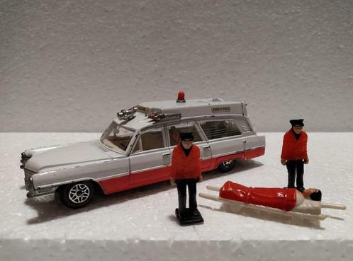 Ambulance Cadillac Vintage Dinky Toys - Fabriquée en Anglete, Hobby & Loisirs créatifs, Voitures miniatures | Échelles Autre, Utilisé