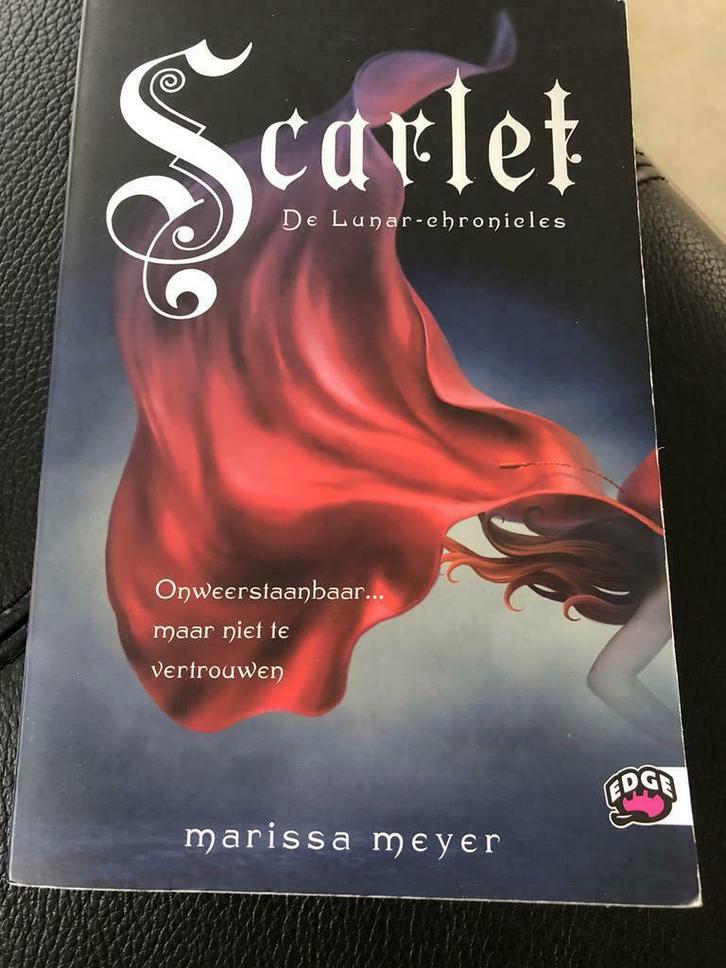 Marissa Meyer - De Lunar chronicles Scarlet, Boeken, Kinderboeken | Jeugd | 13 jaar en ouder, Gelezen, Ophalen of Verzenden
