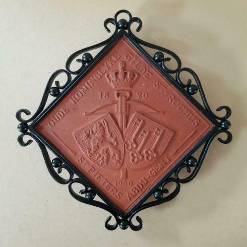 Tegel in aardewerk, Gent St. Rochusgilde, Antiquités & Art, Antiquités | Céramique & Poterie, Enlèvement ou Envoi