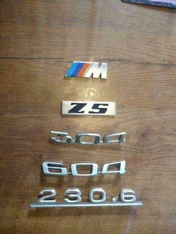 Emblemen BMW en Peugeot. beschikbaar voor biedingen
