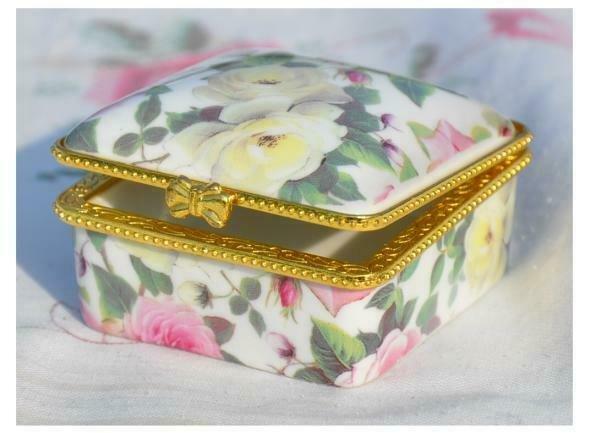 boite a timbre en porcelaine fleurie, Enlèvement ou Envoi