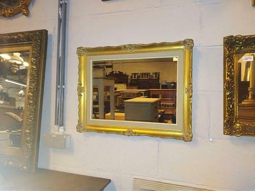 Oude Barok spiegel met gouden kader 58 x 45, Antiquités & Art, Antiquités | Miroirs, Rectangulaire, Enlèvement ou Envoi
