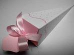 Boîte à dragées cornet blanc points rose - 25 pièces pour 8€, Enlèvement ou Envoi, Cadeau d'accouchement, Neuf